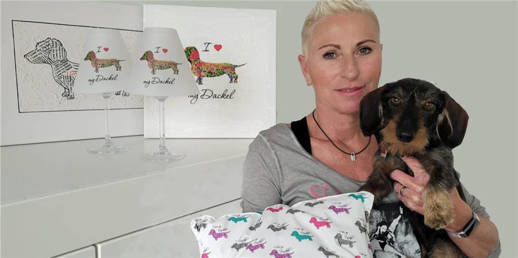 Kreativ auch mit Dackel: Ines Jägers bedruckt Servietten, Kissen und mehr Ines Jägers und ihr Dackel Sam. Der Vierbeiner findet sich oft als Motiv wieder, ob gezeichnet oder fotografiert. Es gibt Kissen, Lampenschirme, Karten und vieles mehr mit Dackeln – oft mit einem humorvollen Spruch dazu.