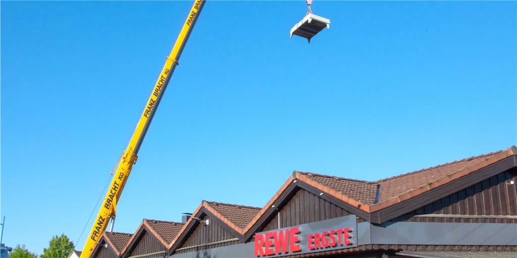 Kran-Koloss rollt im Morgengrauen auf den Rewe-Parkplatz in Ergste Ein 130-Tonnen-Mobilkran wurde vor dem Rewe in Ergste aufgebaut, um mit seinem 52 Meter langen Arm ein Bauteil auf die Rückseite des Supermarkts zu hieven.