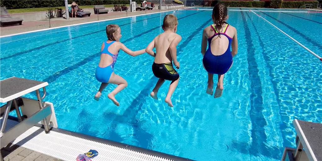 Freibäder in Lünen öffnen: Erster Sprung ins kühle Nass in Brambauer Mira (10), Tilda (8) und Finn (8) begrüßten den Sommer im Freibad in Brambauer mit einer ordentlichen "Arschbombe".
