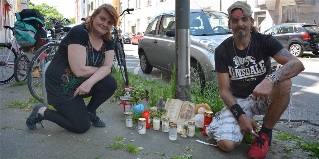 41-Jährige getötet: „Die konnten nicht miteinander und nicht ohne einander“ Diana Flohr und der Freund, der sich als Zimmermann vorstellt, haben mit weiteren Bekannten an der Fliederstraße eine kleine Gedenkstätte für die Verstorbene eingerichtet.
