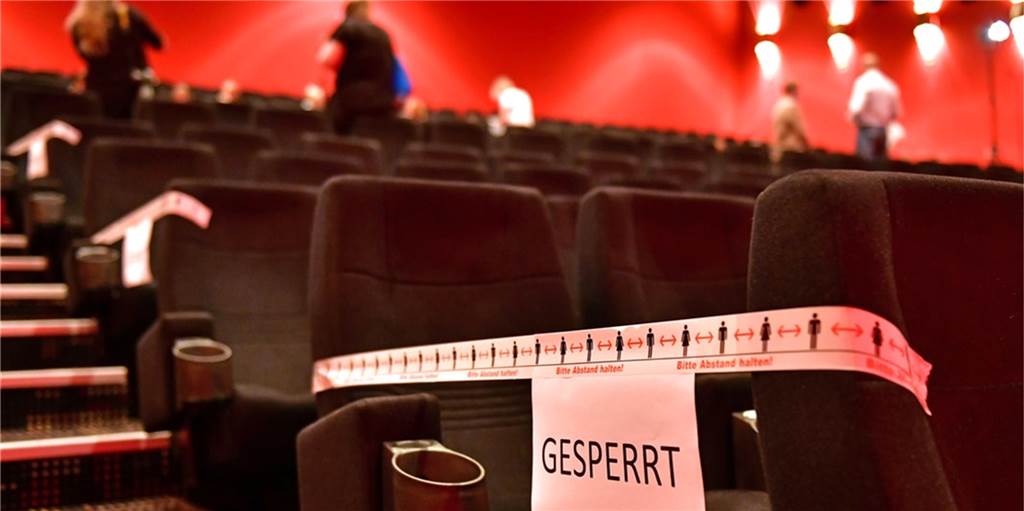 Inzidenzstufe 1: Diese Lockerungen gelten ab jetzt im Kreis Borken Kontaktbeschränkungen:
Treffen im öffentlichen Raum sind ohne Begrenzung für Angehörige aus fünf Haushalten erlaubt.
Auch sind Treffen mit bis zu 100 Personen aus beliebig vielen Haushalten erlaubt, wenn sie nachweislich geimpft, genesen oder negativ getestet sind.
Einkaufen:
Für Geschäfte über 800 Quadratmeter entfallen Sonderregeln
Sport:
Kontaktsport ist im Freien und in der Halle mit bis zu 100 getesteten, genesenen oder geimpften Personen erlaubt.
Im Außenbereich über 1000 Zuschauer gestatt