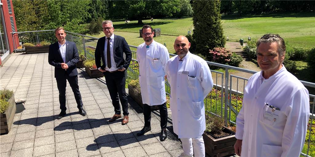 Knappschaftskrankenhaus: Chirurgie setzt weiter auf Spezialisierung Haben die Chirurgie am Knappschaftskrankenhaus weiter unterteilt (v.l.): Matthias Wagner, Leiter des Knappschaftskrankenhauses, Stefan Aust, Hauptgeschäftsführer des Klinikums Westfalens, Dr. Youssef Benali, Chefarzt der neuen Klinik für Unfall- und Handchirurgie, Dr. André Schilling, Chefarzt der neuen Klinik für Allgemein- und Viszeralchirurgie und Prof. Dr. Karl-Heinz Bauer, Ärztlicher Direktor am Klinikum Westfalen