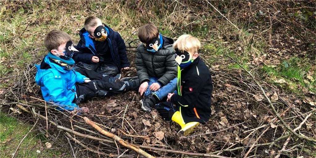 Schüler lassen ihre Sorgen beim Waldbaden zurück Schüler lassen ihre Sorgen beim Waldbaden zurück