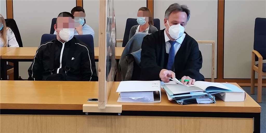 Bombendrohung im „Movie Park“: Jugendhaft auf Bewährung für 22-Jährigen Voll geständig: der Angeklagte neben seinem Verteidiger Andreas Wieser.