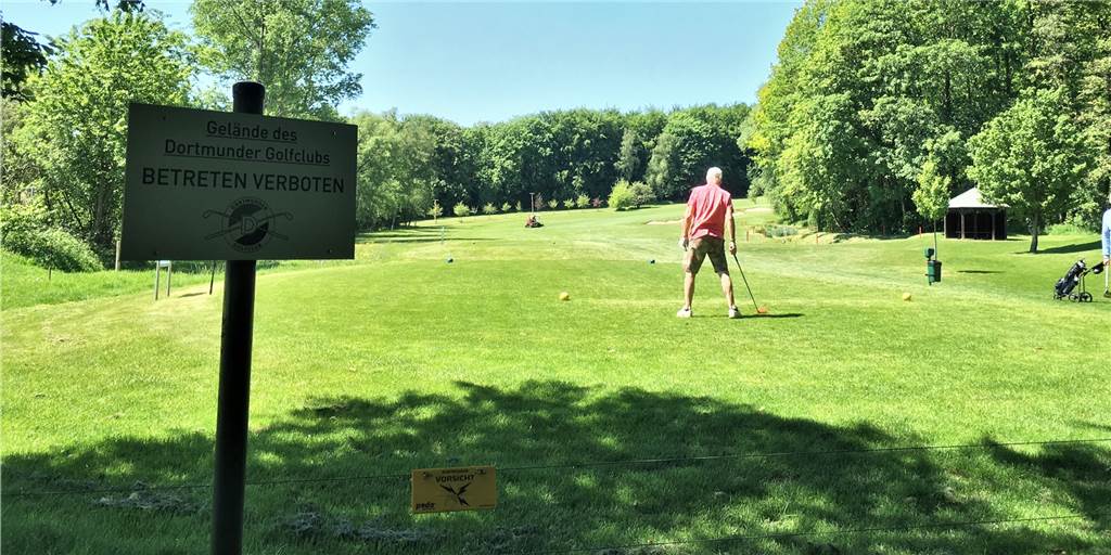 Golfplatz Syburg: Trotz Wegerecht stranden Spaziergänger am Elektrozaun Doppelt gesichert: An den Grenzen das Platzes stehen zusätzlich zum Wildzaun Verbotsschilder.