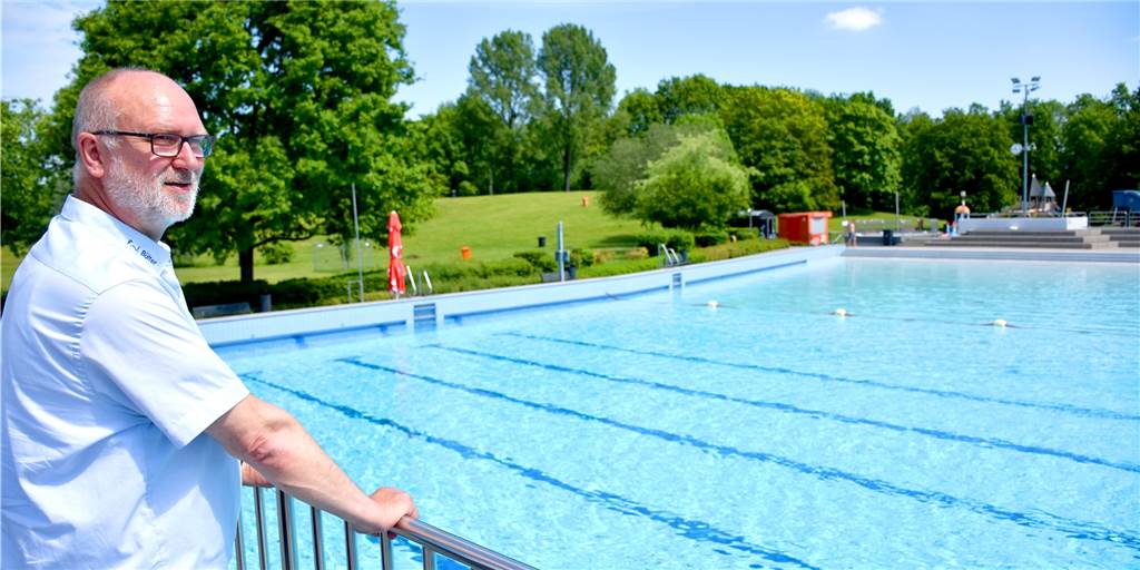 Aquahaus und Freibad Alstätte kehren fast zu normalem Betrieb zurück Noch ist es im Aquahaus recht ruhig. Doch Badleiter Franz-Josef Bülter kann ab sofort mehr Lockerungen für die Schwimmbad-Besucher anbieten. Auch das Wellenbad und das Erlebnisbecken für Kinder gehen wieder in Betrieb.
