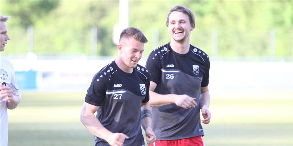 „Richtig Bock“: Nico Plechaty steht endlich wieder für den FC Nordkirchen auf dem Platz Bei der ersten Einheit nach der Corona-Pause hatte Nico Plechaty (l.) viel zu lachen.