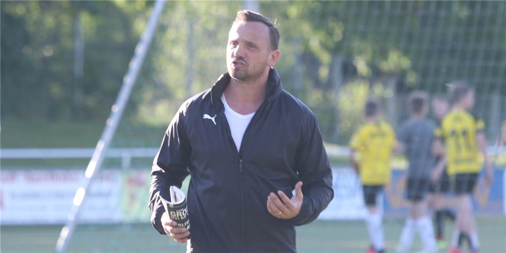 So lief das erste Training unter Patrick Linnemann beim SuS Olfen Patrick Linnemann stand am Dienstag erstmals als Coach des SuS Olfen mit seiner Mannschaft auf dem Platz.