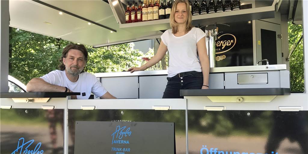Taverna Angelos eröffnet Open-Air-Trinkbar am Kanaluferweg in Dorsten Das Gastronomen-Ehepaar Lisa Wünsche-Papazissis und Angelos Papazissis in der "Taverna-Trinkbar" am Kanal.