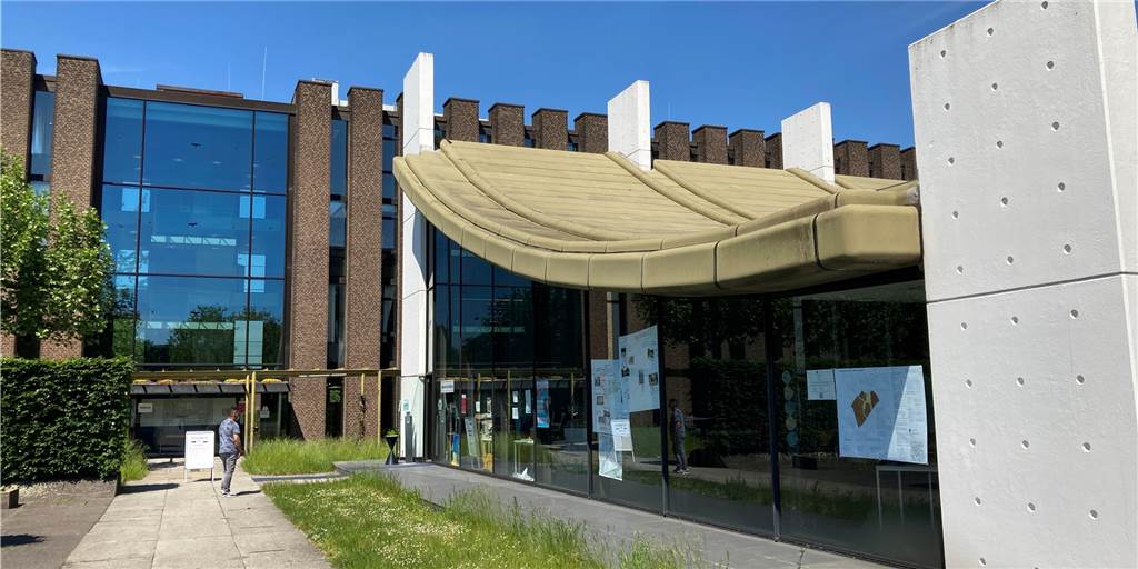 Politische Prügelei um Transparenz und Verantwortung des Bürgermeisters Das Rathaus mit dem Ratssaal müssen saniert werden. Diese Frage war jetzt Kernpunkt einer Sonderratssitzung.
