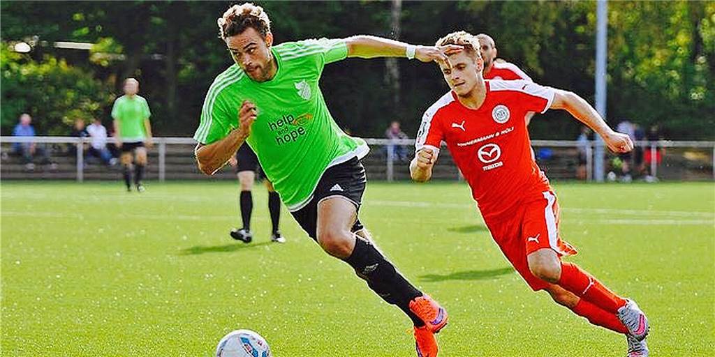 Elias Sträter, warum verlassen Sie den VfL Schwerte und wechseln nach Dortmund? Hier noch im Trikot des BSV Schüren, bald für den SV Westfalia Huckarde am Ball: Elias Sträter (l.).