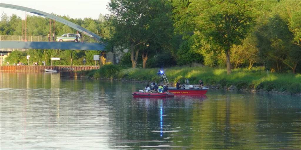 20-jähriger Mann aus Lünen nach Badeunfall im Kanal gestorben In Höhe der Brücke Bebelstraße suchten Feuerwehr-Einsatzkräfte am Mittwochabend (2. Juni) zwei Stunden lang nach einem vermissten 20-jährigen Schwimmer.