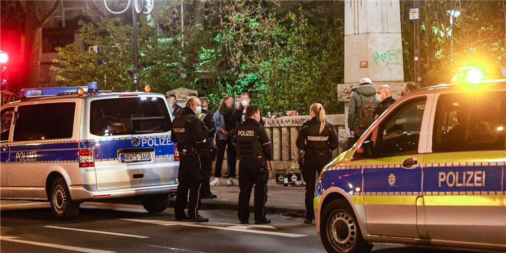 Randale an Möllerbrücke und im Westpark: Polizei löst Party auf An der Möllerbrücke und im Westpark feierten in Dortmund rund 150 Leute am Mittwochabend in den Feiertag hinein. Es kam zu Ruhestörungen und Randale. Die Polizei löste die Party auf.
