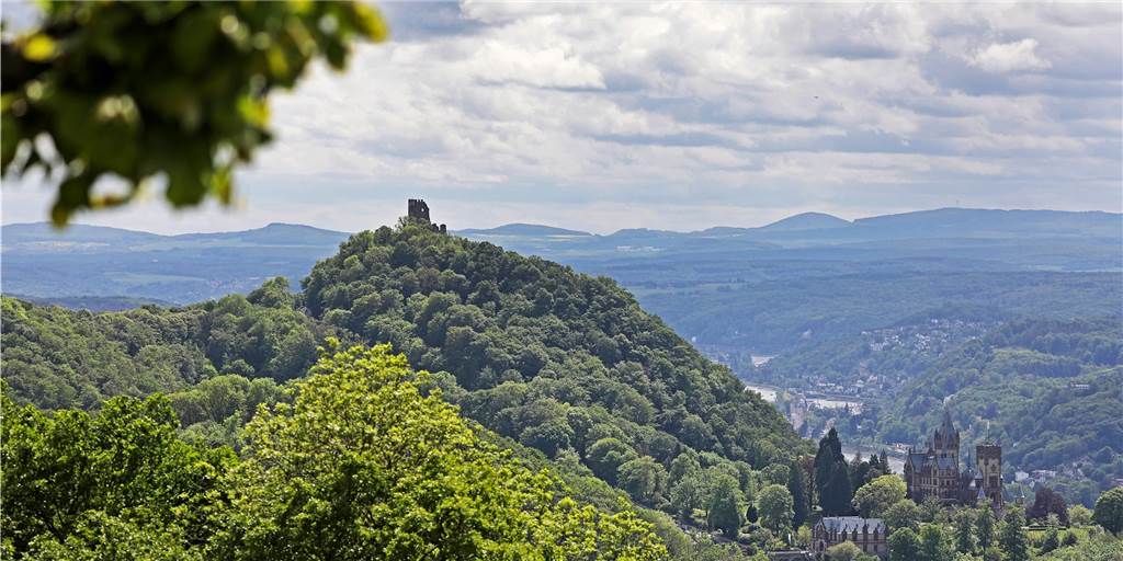 Königswinter: Auf Drachensuche mitten im Rheinland Schloss Drachenburg und Burg Drachenfels sind oberhalb des Rheintals bei Königswinter vom Petersberg aus zu sehen.