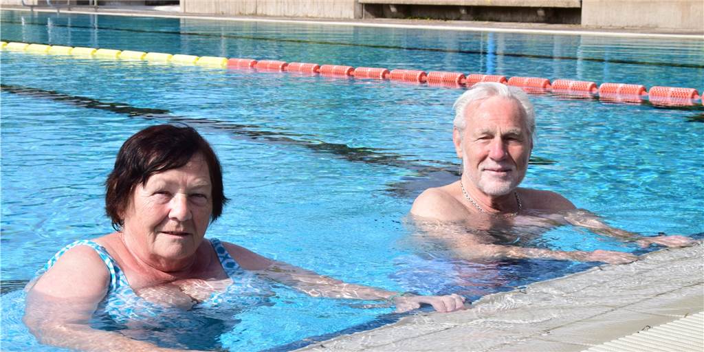 Video: Sprung ins kühle Nass - Freibad Aquarell hat wieder geöffnet Video: Sprung ins kühle Nass - Freibad Aquarell hat wieder geöffnet