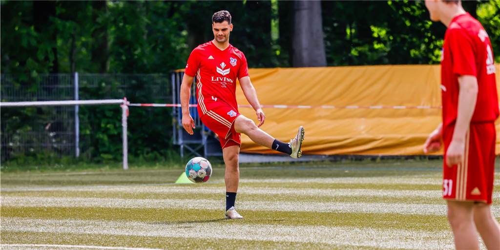 Wie machte sich Kevin Großkreutz beim Trainingsauftakt des TuS Bövinghausen, Eyüp Cosgun? Wie machte sich Kevin Großkreutz beim Trainingsauftakt des TuS Bövinghausen, Eyüp Cosgun?