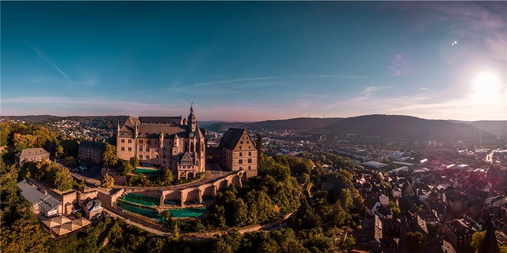 Tradition und Moderne: Tipps für eine Städtetour nach Marburg Das Landgrafenschloss ist eine der bekanntesten Sehenswürdigkeiten der Universitätsstadt Marburg und bietet einen tollen Ausblick, in den Räumlichkeiten befindet sich heute unter anderem das Museum für Kulturgeschichte.