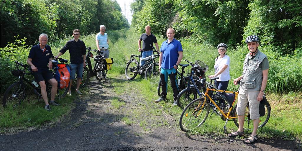 Entwicklung eines Wunschradwegnetzes hat begonnen Mitglieder des ADFC sowie der Initiative Aufbruch Fahrrad Bottrop trafen sich an der beispielhaften Trasse Hackfurtstraße/In den Höfen.