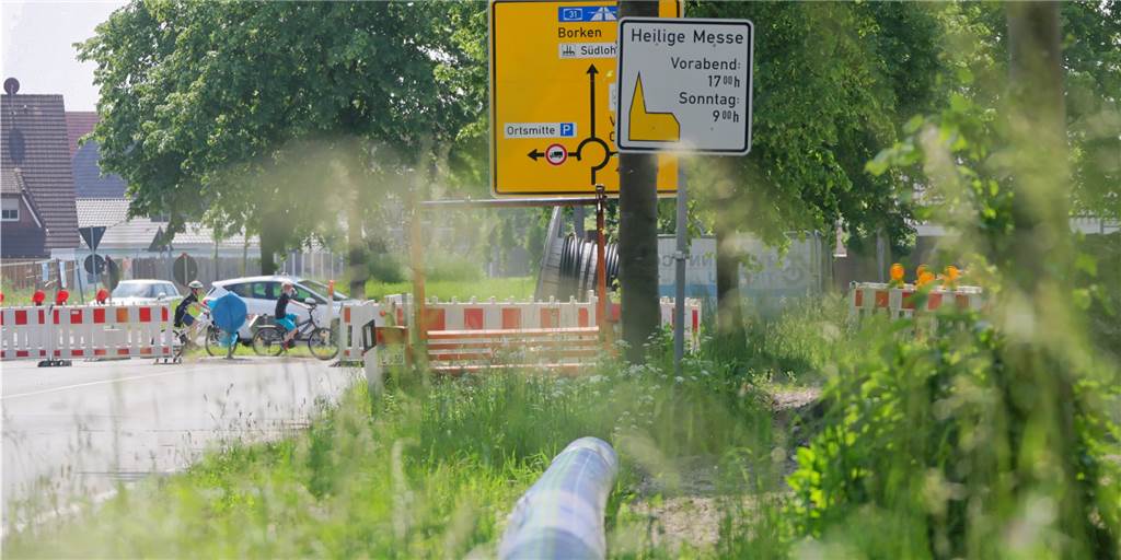 Vollsperrung in Südlohn wird aufgehoben – halbseitige Sperrung wird eingerichtet Große blaue Rohre werden aktuell in Südlohn verlegt – durch die fließt Trinkwasser zum Speicher nach Hundewick. Nun wird ein Teilstück der L 572 wieder für den Verkehr geöffnet, nachdem die Bauarbeiten dort erledigt sind.