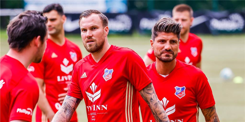 Kevin Großkreutz hat „ein geiles Gefühl“ und Baris Özbek will „die Meisterschale holen“ Der TuS Bövinghausen hat das Training wieder aufgenommen. Mit dabei: Kevin Großkreutz (M.) und Baris Özbek (M. r.).