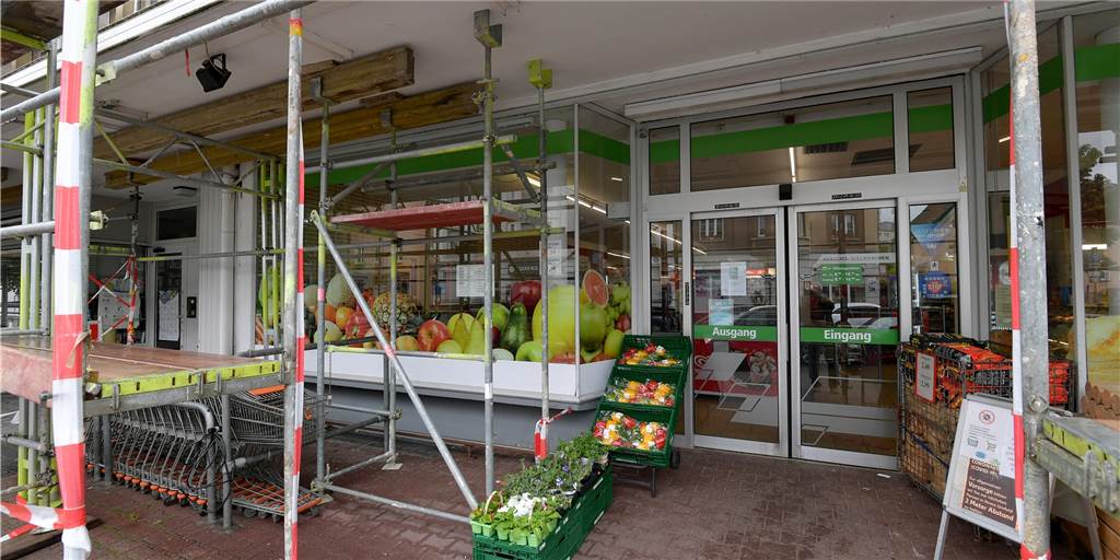 Bauverein freut sich über Nachmieter für Sparkasse in Lünen-Süd Die ehemalige Sparkassenfiliale an der Bebelstraß, wo sich auch der Frischmarkt Färber (Bild) befindet, wird zurzeit für den Nachmieter umgebaut. Die Immobilie ist für Malerarbeiten zurzeit komplett eingerüstet.