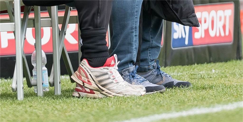 Kuriose Trainerverpflichtung: Zwei Vereine stellen denselben Coach vor Kuriose Trainerverpflichtung: Zwei Vereine stellen denselben Coach vor