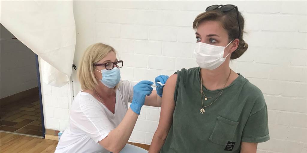 Zweite Impfaktion im Jugendhaus Pool in Legden: „Flott und unkompliziert“ Daniela Balloff von der Hausarztpraxis Münsterland in Legden (l.) verabreichte Maike Gregor am Freitag, 4. Juni, im Jugendhaus Pool ihre zweite Impfung.