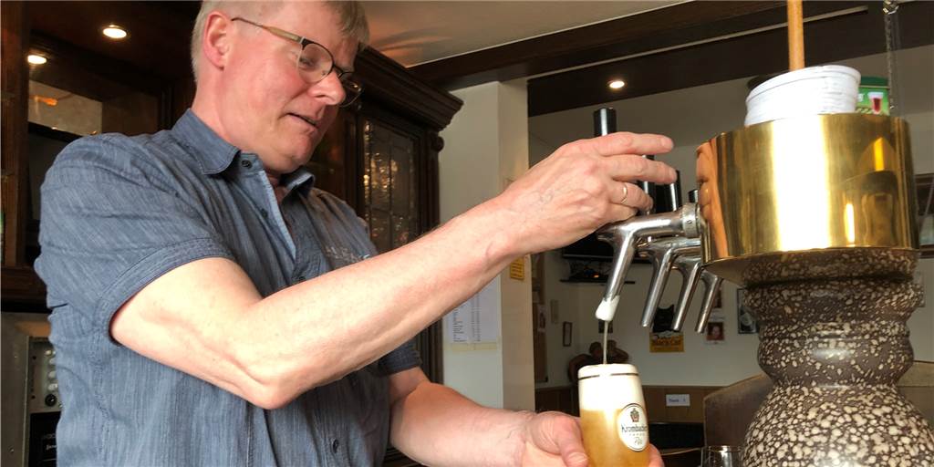 Rally dreht in der Stadtlohner Traditionskneipe Lobbe den Zapfhahn auf "Zapfen ist wie Fahrradfahren: Das verlernt man nicht." In der "Lobbe" hat Wirt Ludger "Rally" Terbrack nach siebenmonatiger Zwangspause den Zapfhahn wieder aufgedreht.