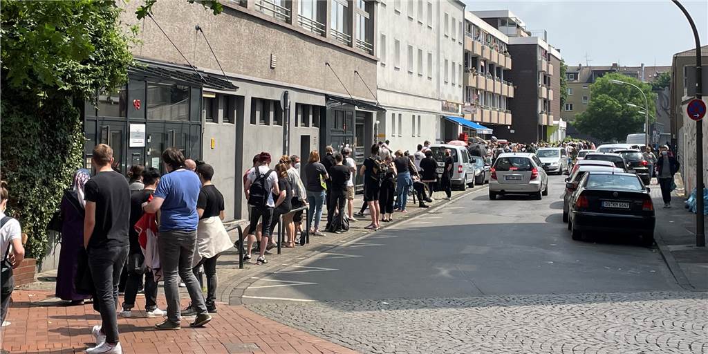 Riesige Warteschlangen bei Sonder-Impfaktion in der Dortmunder Nordstadt Riesige Warteschlangen bei Sonder-Impfaktion in der Dortmunder Nordstadt