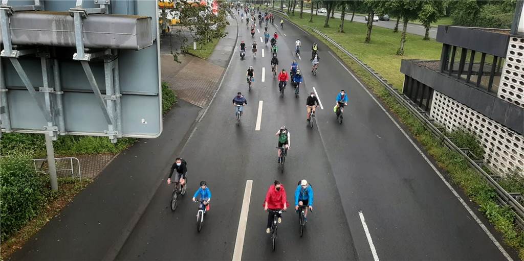 Re-Live: 4-Kilometer-Tross aus 2500 Radfahrern zog durch Dortmund Die B54 war zwischenzeitlich für die riesige Fahrradtour in Fahrtrichtung Süden gesperrt.