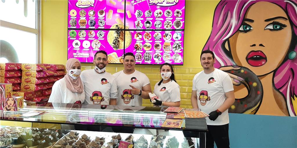 Neueröffnung in der City: Quietschbunte Eisdiele mit großem Angebot Sadik Bouzian (zweite Person von links) und sein Team sind mit dem erfolgreichen Start des neuen Geschäfts zufrieden.
