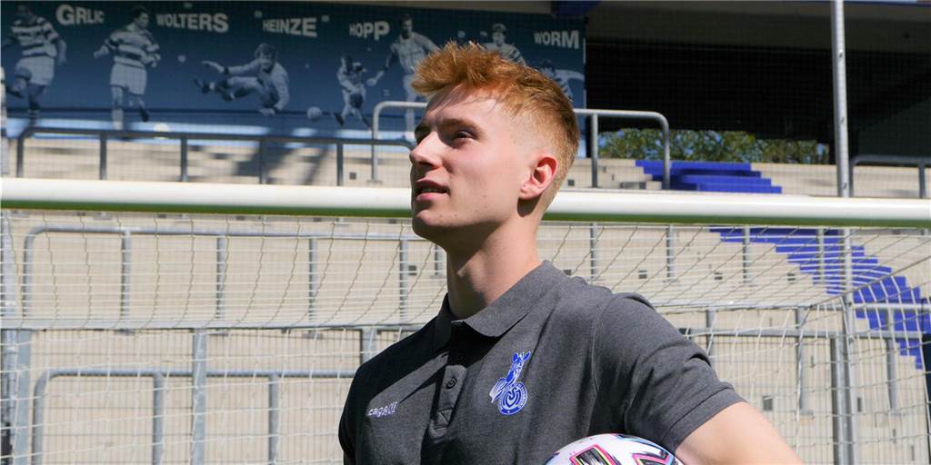 Heeker MSV-Profi Roman Schabbing: „Aus allen Ecken kamen Glückwünsche“ Roman Schabbing beim Fotoshooting im Duisburger Stadion nach seiner Vertragsunterzeichnung