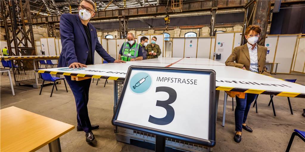 Stadt Dortmund setzt sich beim Land für neue Impf-Priorisierung ein Die Stadtverwaltung um Oberbürgermeister Thomas Westphal (vorne links) will weiterhin nach festgelegter Reihenfolge impfen.