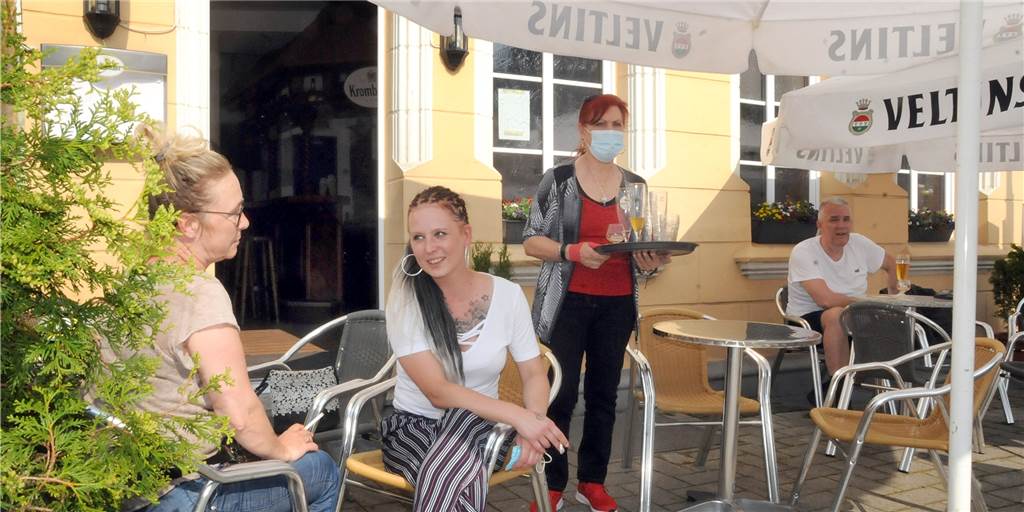 Acht Monate schlechte Laune vorbei: Wirte endlich wieder hinterm Tresen Endlich kann Maria Cane in Maria´s Stübchen an der Teichstraße wieder Gäste bedienen, nachdem sie seit dem 30. Oktober 2010 wegen Corona schließen musste. Vorerst ist nur der Biergarten geöffnet.