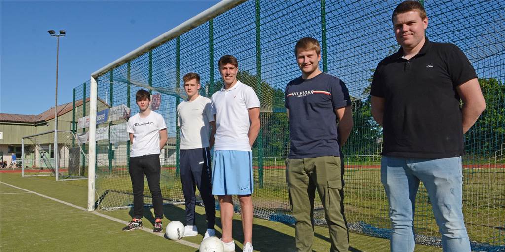 Sythens Neuzugänge könnten helfen, ein Problem des A-Ligisten zu beheben Verstärken das Sythener Team von Trainer Dennis Schulz (r.): die Neuzugänge (v.l.) Tizian Lasch, Lutz Gronemeyer, Malte Spyra und Janik Bilzer.