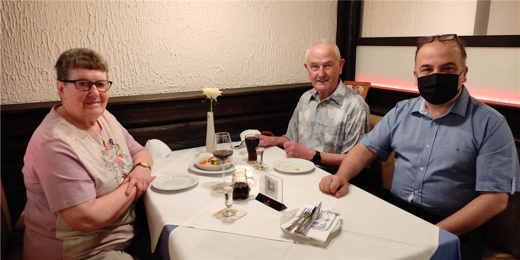Restaurants in Lünen geöffnet: Erste Gäste nehmen drinnen Platz Nach monatelanger Pause begrüßte Akropolis-Inhaber Ali Karakaya (vorne rechts) am Sonntag Heidi und Hans-Peter Lohse als erste Gäste im wieder geöffneten Innenbereich.