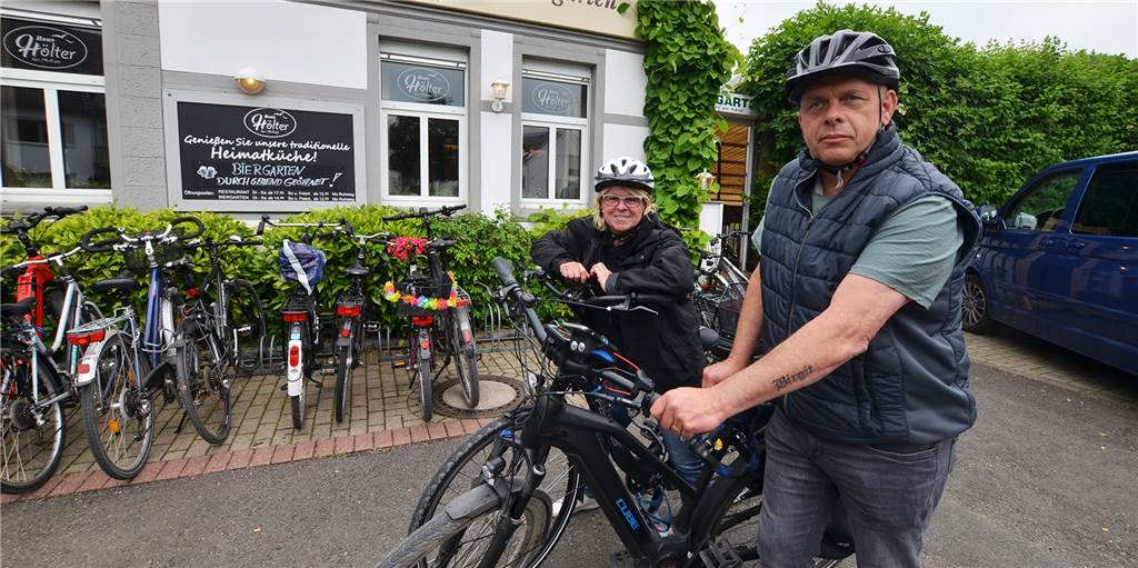 Radfahrer strömen in Biergärten am Castrop-Rauxeler Kanal-Ufer Für Frank Sparka und seine Frau ist Haus Hölter ein "Top-Anlaufpunkt". Mit Freunden sind sie aus Lünen nach Becklem geradelt.