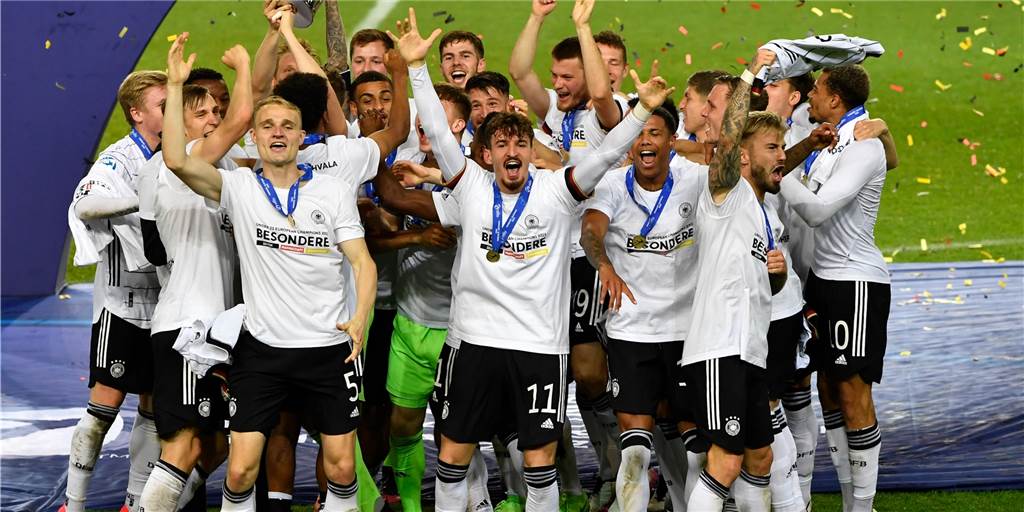 Träume werden wahr: Amos Pieper krönt eine überragende Saison mit dem EM-Titel Ganz vorne mit dabei: Der Nordkirchener Amos Pieper (5) bejubelt seinen ersten internationalen Titel.