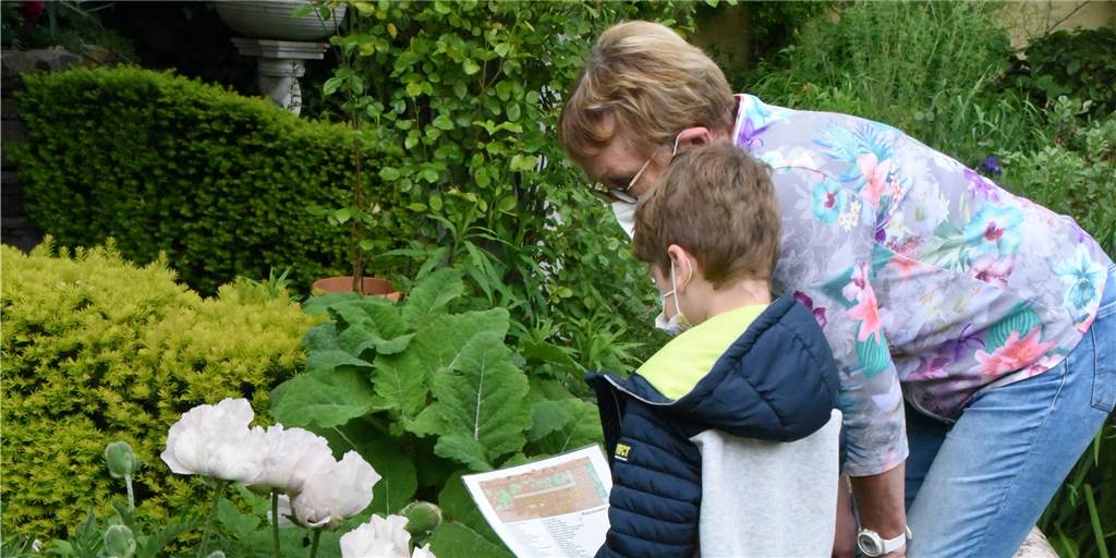 Mit Video: Das Geheimnis des „verborgenen Gartens“ gelüftet Annette Rensing erklärt Thomas das Kräuterbeet im Küchengarten der Familie Rensing in Südlohn.