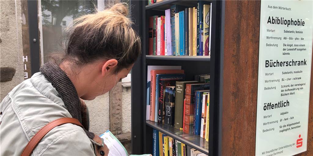 Krimis und Unterhaltungsromane: Neuer Dortmunder Bücherschrank boomt Nadine Gabor, die in der Nähe des Hauptfriedhofes wohnt, nutzt gerne und oft den neuen Bücherschrank m Gottesacker