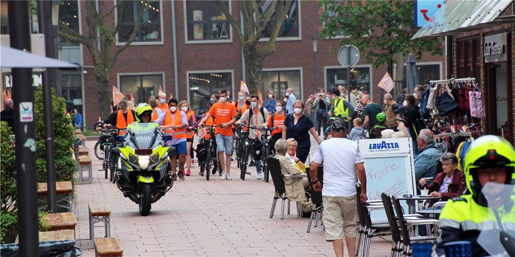 Arbeitsgruppe soll prüfen, ob Ahaus ein sicherer Hafen werden kann Rund 50 Demonstranten der Seebrücke Ahaus sind am Samstag vom Rathausplatz zu einer Demo gestartet. Die Ahauser Politik konnte dem Beitritt zu dem Bündnis bisher noch nicht zustimmen. Eine Arbeitsgruppe soll zunächst über mögliche Ziele sprechen.