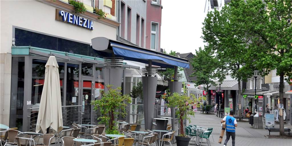Corona-Kontrolle im Eiscafé in der City: 16 Gäste ohne gültigen Test Bei einer Razzia suchte das Ordnungsamt in der vergangenen Woche nach Gästen, die vor der Eisdiele Venezia in der Fußgängerzone saßen, ohne einen Nachweis über eine vollständige Corona-Impfung, einen negativen Test oder die Geneseung von der Krankheit zu haben.