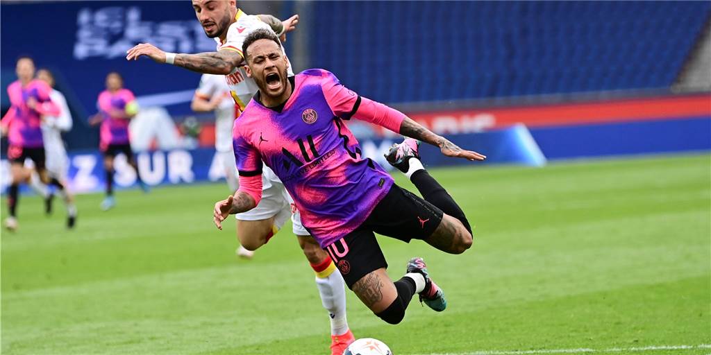 Blanko-Check für die Dortmunder Klubs, aber keiner nimmt Mbappe, Messi oder Neymar Welchen Spieler würden Sie auf den Platz bringen, wenn sie wählen könnten? Das haben wir Dortmunder Trainer gefragt.