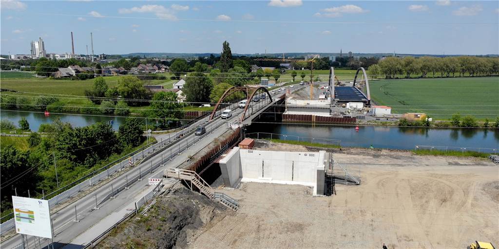Neue Kanalbrücke an der Gahmener Straße rückt bald über das Ufer Die Arbeiten an der neuen Kanalbrücke Gahmener Straße gehen voran. Sie ist rechts neben der alten Brücke zu sehen.