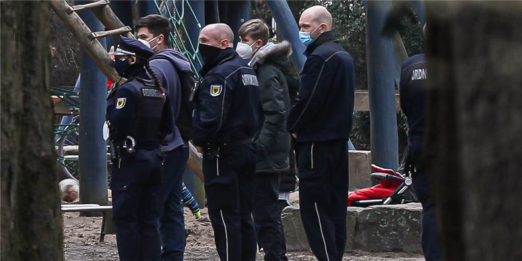Illegale Party: „Ich habe mich gefragt, warum die Polizei nichts macht“ Unser Archivbild zeigt eine Polizeikontrolle im Westpark im Februar dieses Jahres. Die Ordnungskräfte zeigen im Park Präsenz - und lösten in der Nacht zu Fronleichnahm eine illegale Party auf.