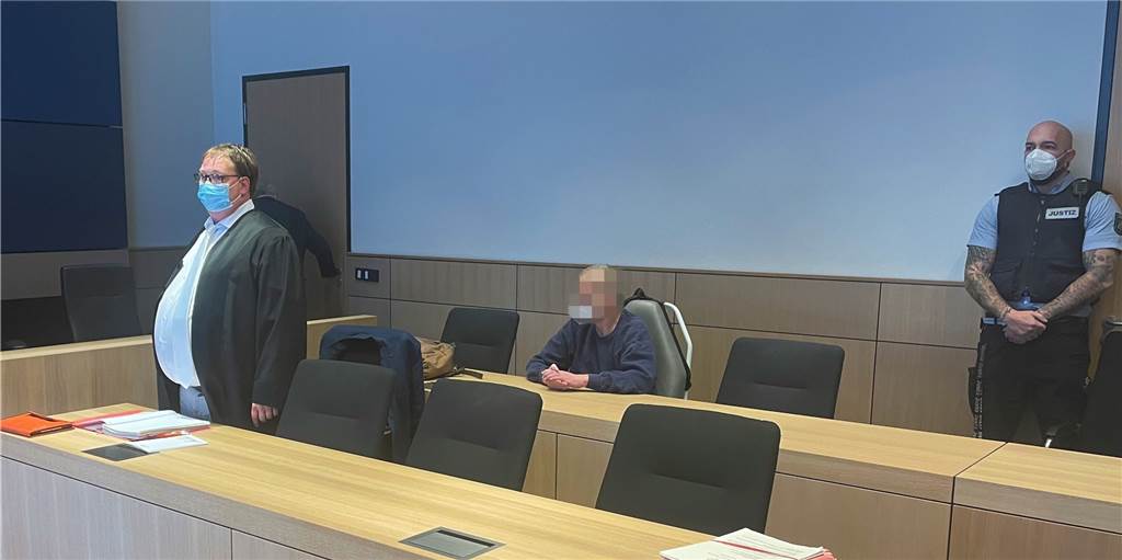 Feuer-Drama im Altenheim: Staatsanwaltschaft fordert härtete Strafe Der Angeklagte (Mitte) beim Prozessauftakt im Bochumer Schwurgericht.