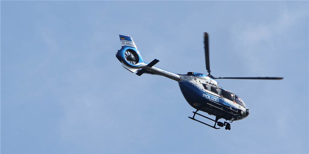 Polizeihubschrauber kreiste am Abend über der Autobahnauffahrt
