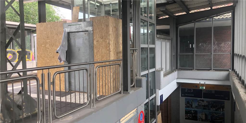 Im Hauptbahnhof Castrop-Rauxel ist ein Gleis nicht barrierefrei erreichbar Der Aufzug zum Gleis 1 ist außer Betrieb, weil er ausgetauscht wird.