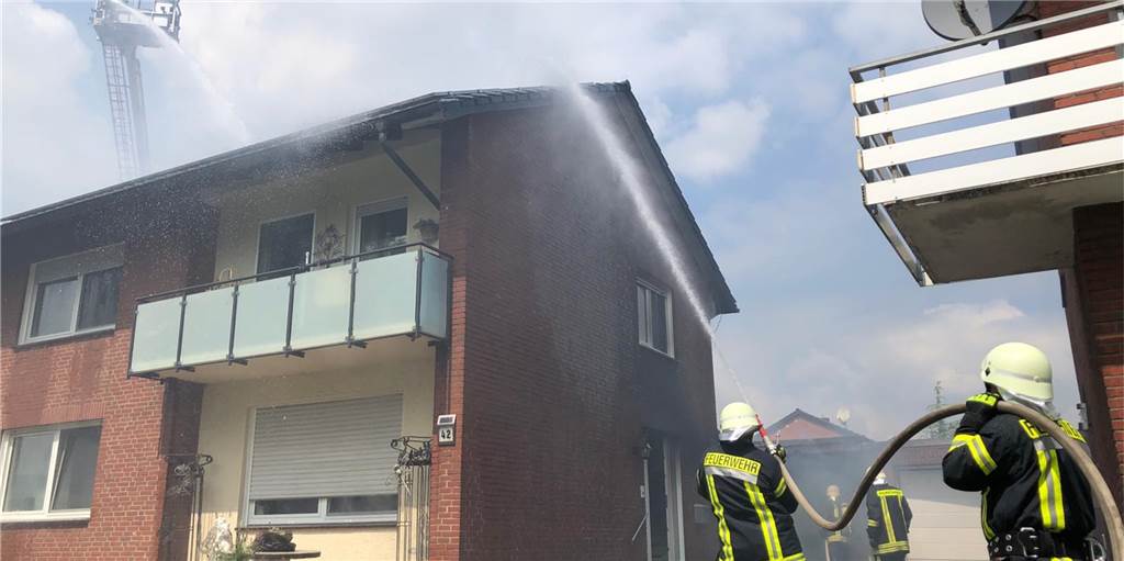 Mit Video: Rauchsäule schon von weitem zu sehen – Garage und Dachstuhl in Flammen In Stadtlohn am Richters Kamp hat ein Haus in Flammen gestanden. Der Feuerwehr gelang es, das Übergreifen der Flammen auf die linke Haushälfte zu verhindern.