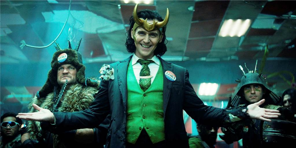 Hier sieht man, warum Loki (Tom Hiddleston, M.) auch als Gott des Schabernacks gilt, immer ein Grinsen um den Mund. Seine spitzbübische Ader kommt in der neuen Disney-Serie gut zum Tragen. 